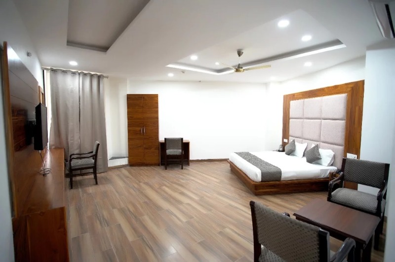 Services - Hotels / Resorts